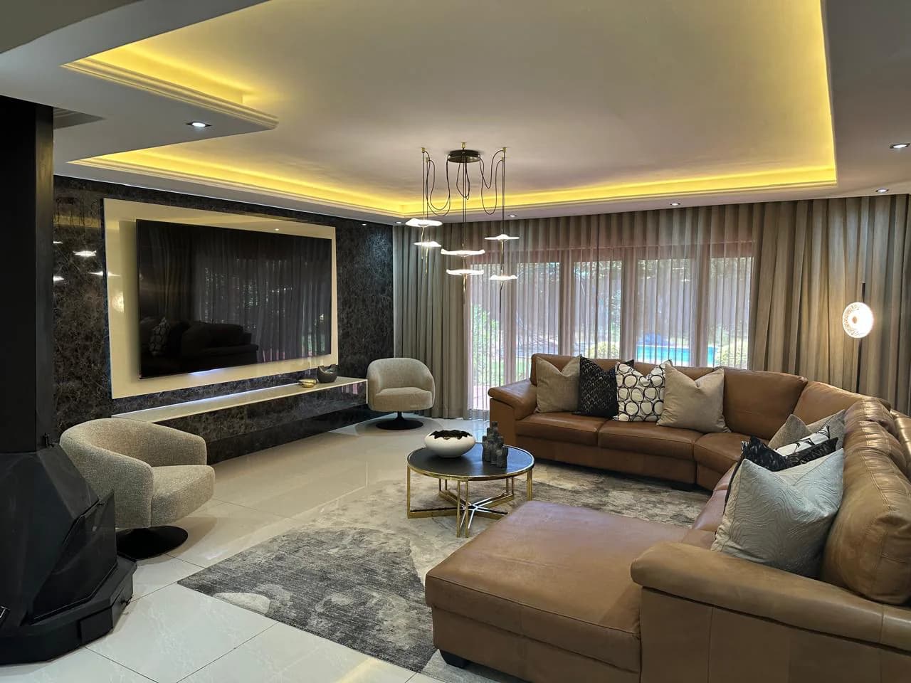 Rugs, lighting & decor: Rugs, LED lighting touches, lamps, mirrors, quilts, decor pieces and final details chosen to bring the whole room together.
