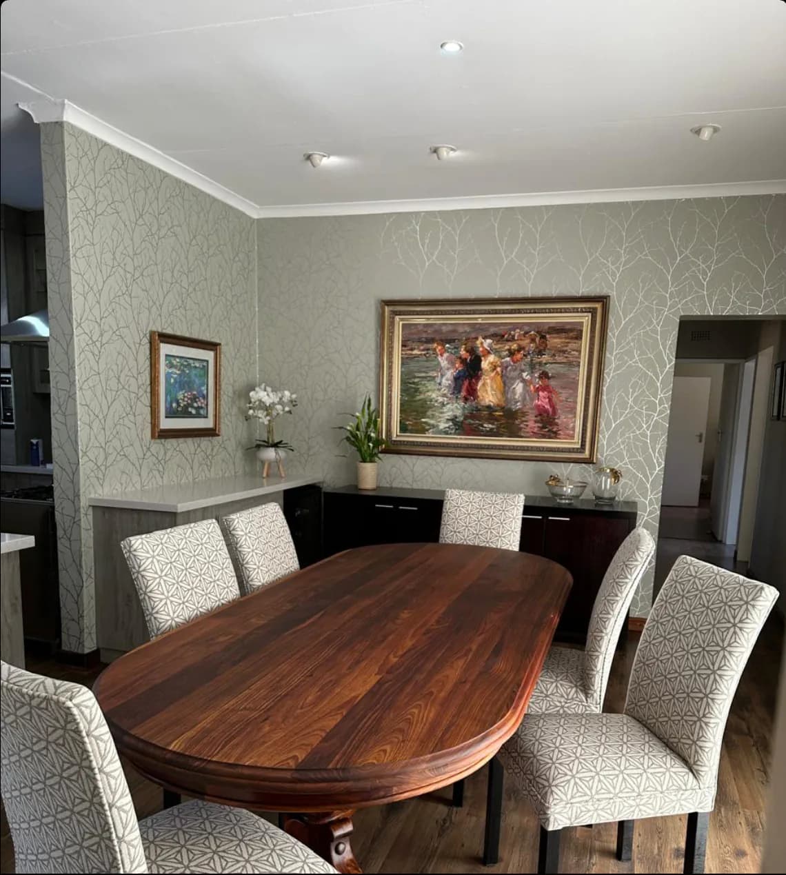 Interior guidance: Practical showroom and on-site advice for fabric choices, wood finishes, furniture painting, layouts and the right next step for the room.